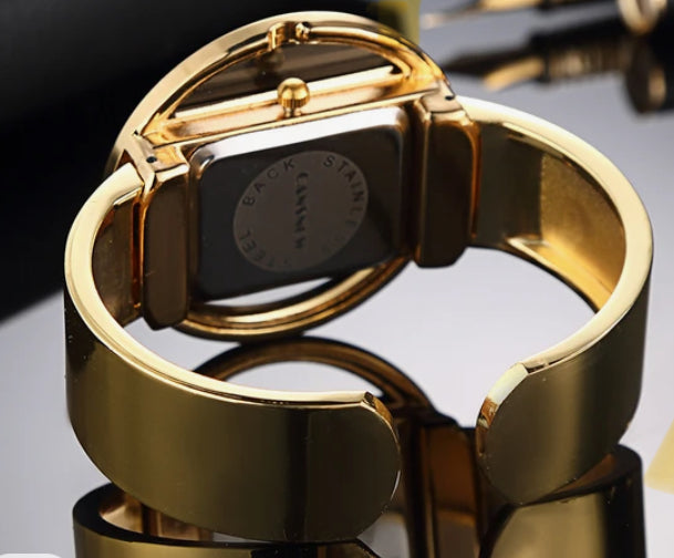 Montre femme au design moderne élégante et raffinée