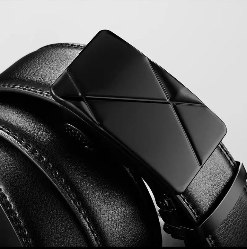 Ceinture en cuir noir Vertigos Paris avec boucle moderne en métal pour un style élégant